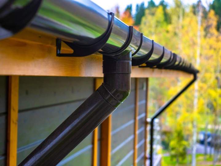 Finitions métalliques sur mesure pour une étanchéité parfaite.